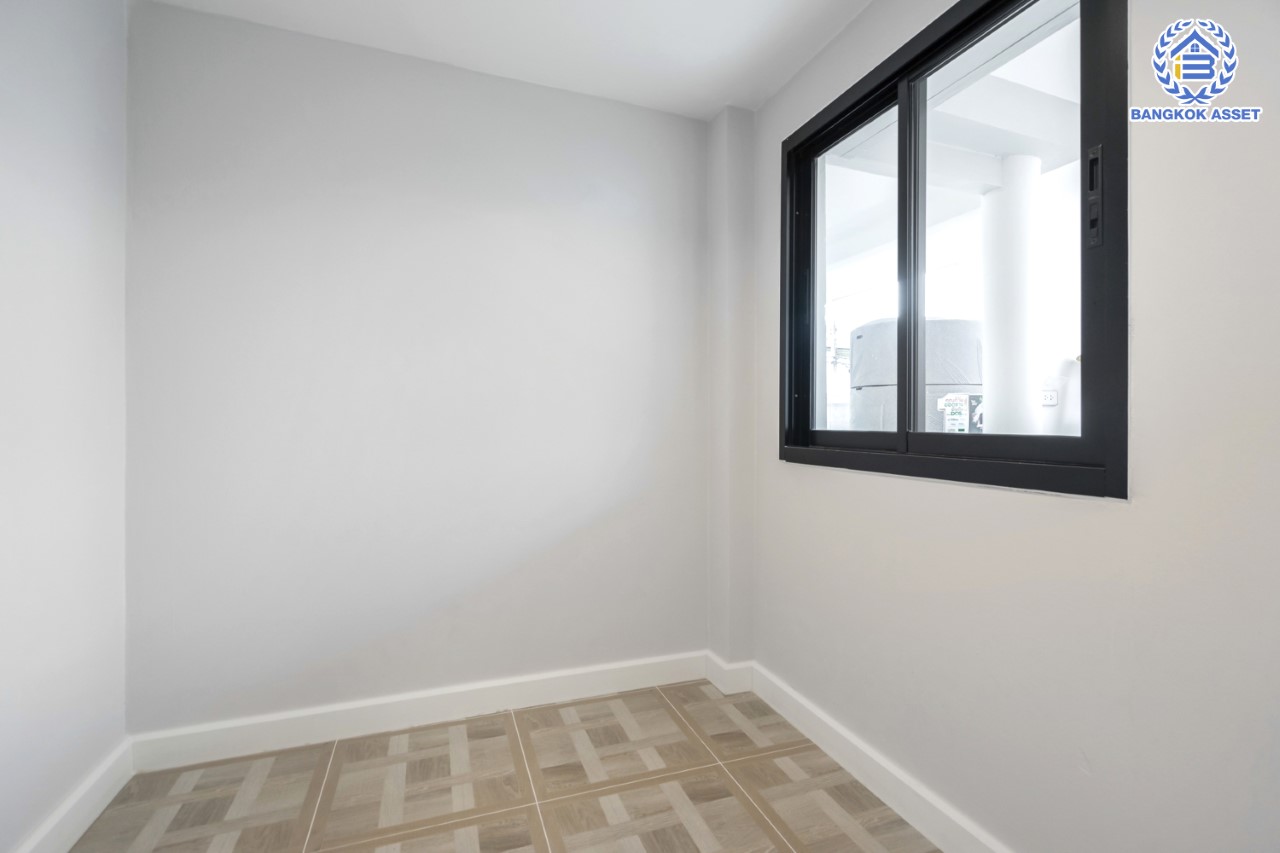 บ้านมือสองตกแต่งใหม่ ม.ศุภาลัย ออร์คิดปาร์ค2 ปิ่นเกล้า-ใกล้ถ.กาญจนาภิเษก หลังใหญ่ตกแต่งหรูหรา เนื้อที่ 85 ตร.ว. ฟังก์ชัน 4 ห้องนอน 4 ห้องน้ำ 1 ห้องแม่บ้าน จอดรถได้ 2 คัน บนทำเลเดินทางสะดวก เชื่อมต่อหลายเส้นทาง และเดอะมอลล์บางแค ทางด่วน "กาญจนาภิเษก" และรถไฟฟ้า "สถานีภาษีเจริญ"